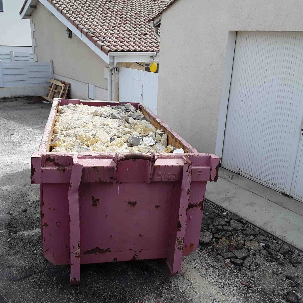 Location d'une petite benne pour évacuer des gravats sur Bordeaux Rive Droite